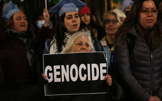 Des personnes rassemblées pour protester contre l'interdiction de Students for Justice in Palestine (SJP) et de Jewish Voice for Peace (JVP), à l'Université de Columbia, à New York, le 20 novembre 2023 . (Crédit : Michael M. Santiago/GETTY IMAGES NORTH AMERICA/Getty Images via AFP)