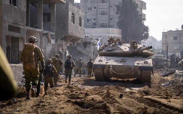 Des troupes de la Brigade Nahal sont vues en train d'opérer dans le nord de Gaza, à Jabaliya, le 6 décembre 2023. (Crédit : Armée israélienne)
