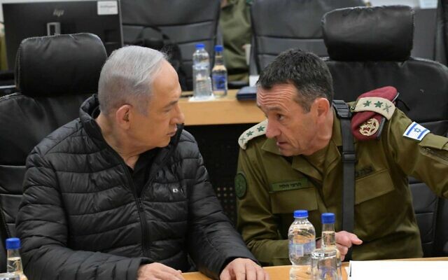 Le Premier ministre Benjamin Netanyahu, à gauche, et le chef d'état-major de l’armée israélienne Herzi Halevi lors d'une évaluation de la sécurité au Commandement du Nord de l'armée, le 7 décembre 2023. (Crédit : Amos Ben Gershom/GPO)