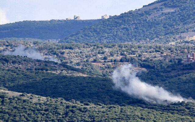 De la fumée s'élève après une frappe israélienne sur une zone forestière près d'Alma Al-Shaab dans le sud du Liban, le 6 décembre 2023. (Crédit : AFP)