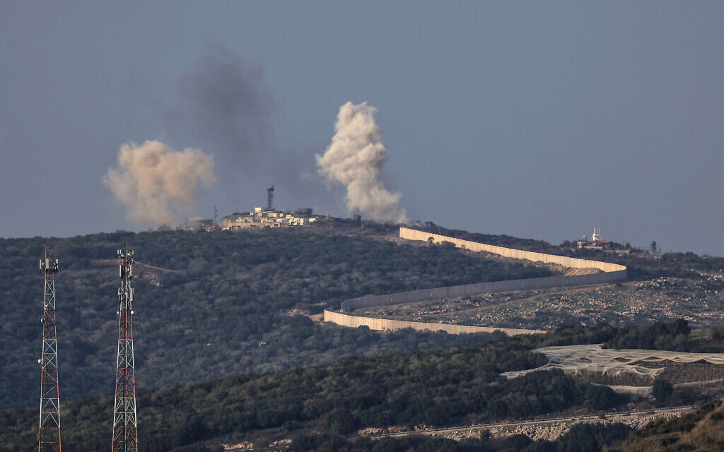 Des volutes de fumée suite à un bombardement israélien autour du village d'Aita al-Shaab, dans le sud du Liban, sur une photo prise du côté israélien de la frontière avec le Liban le 8 décembre 2023. (Crédit : Jalaa Marey/AFP)