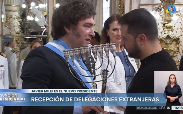 L'Argentin Javier Milei remet une menorah de Hanoukka à l'Ukrainien Volodymyr Zelensky lors de la cérémonie d'investiture de Milei à Buenos Aires, le 10 décembre 2023. (Crédit : Capture d'écran de la télévision nationale argentine via JTA)