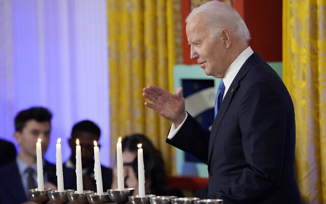 Le président américain Joe Biden après avoir assisté à une réception de Hanoukka dans la salle Est de la Maison Blanche à Washington, lundi 11 décembre 2023. (Crédit : Jacquelyn Martin/AP)