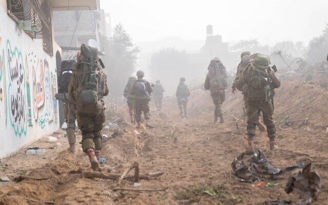 Troupes israéliennes dans la bande de Gaza sur une photo non datée publiée le 12 décembre 2023. (Crédit : Armée israélienne)