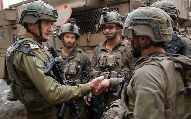 Le chef d'état-major de Tsahal, le lieutenant-général Herzi Halevi, rend visite aux troupes de la brigade Golani dans le quartier Shejaiya de la ville de Gaza, le 14 décembre 2023. (Crédit : armée israélienne)