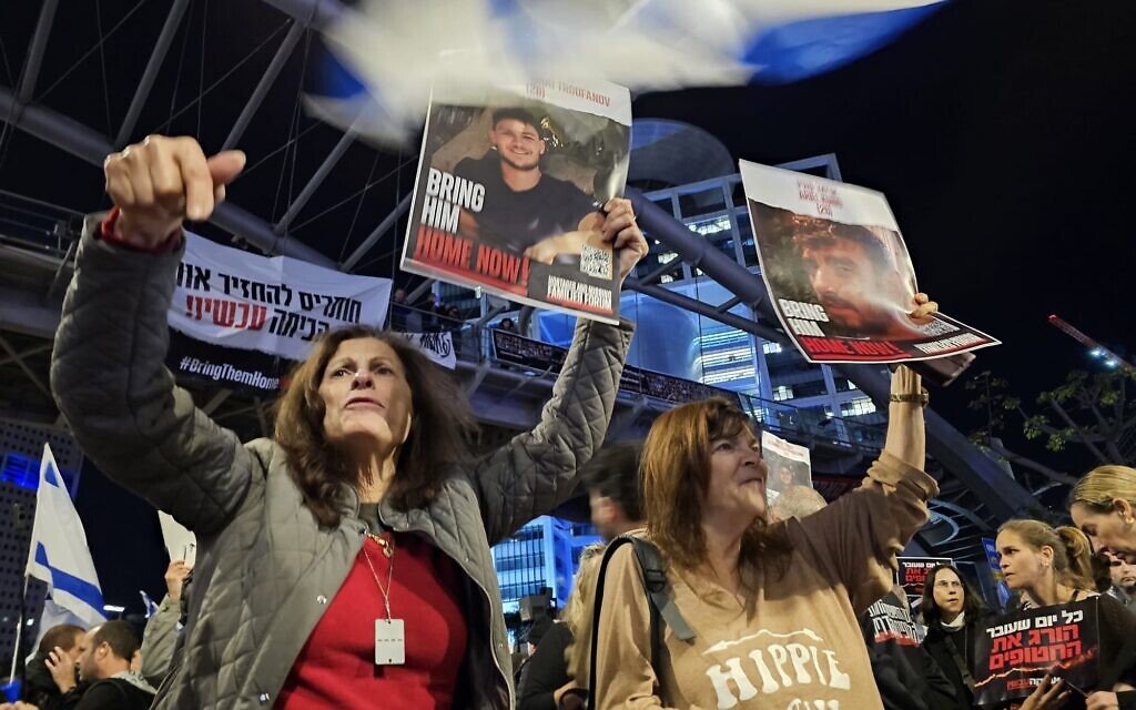 Des Israéliens manifestent pour la libération des otages à Tel Aviv, le 15 décembre 2023. (Crédit : Chen Leopold)