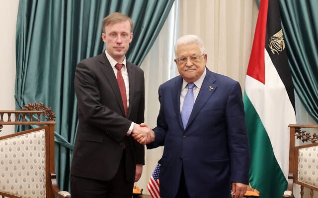 Le conseiller américain à la sécurité nationale, Jake Sullivan, rencontre le président de l'Autorité palestinienne, Mahmoud Abbas, à Ramallah, le 15 décembre 2023. (Crédit : Wafa)