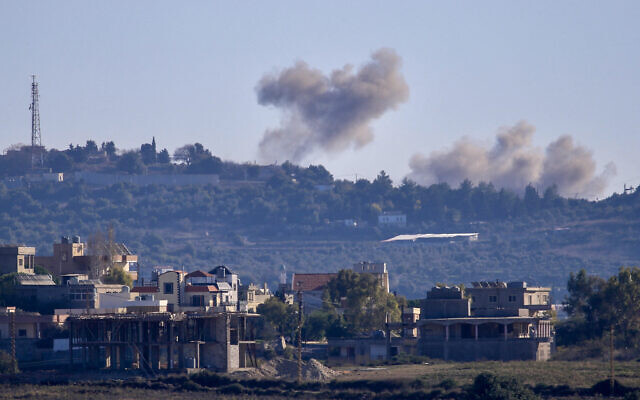 De la fumée s'élevant près d'un avant-poste israélien à cause des roquettes tirées par le Hezbollah, sur une photo prise depuis le village de Tayr Harfa, au sud du Liban, près de la frontière avec Israël, le 15 décembre 2023. (Crédit : AFP)