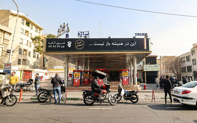 Des voitures et des motos font la queue pour faire le plein dans une station-service à Téhéran, la capitale de l'Iran, le 26 octobre 2021, alors que le système de distribution de gaz est perturbé dans tout le pays. (Crédit : Atta Kenare/AFP)