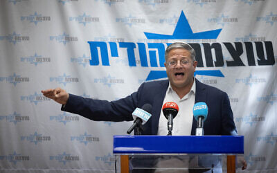 Le chef du parti Otzma Yehudit et ministre de la Sécurité nationale, Itamar Ben Gvir, dirige une réunion de faction du parti Otzma Yehudit à la Knesset à Jérusalem, le 18 décembre 2023. (Crédit : Chaim Goldberg/Flash90)
