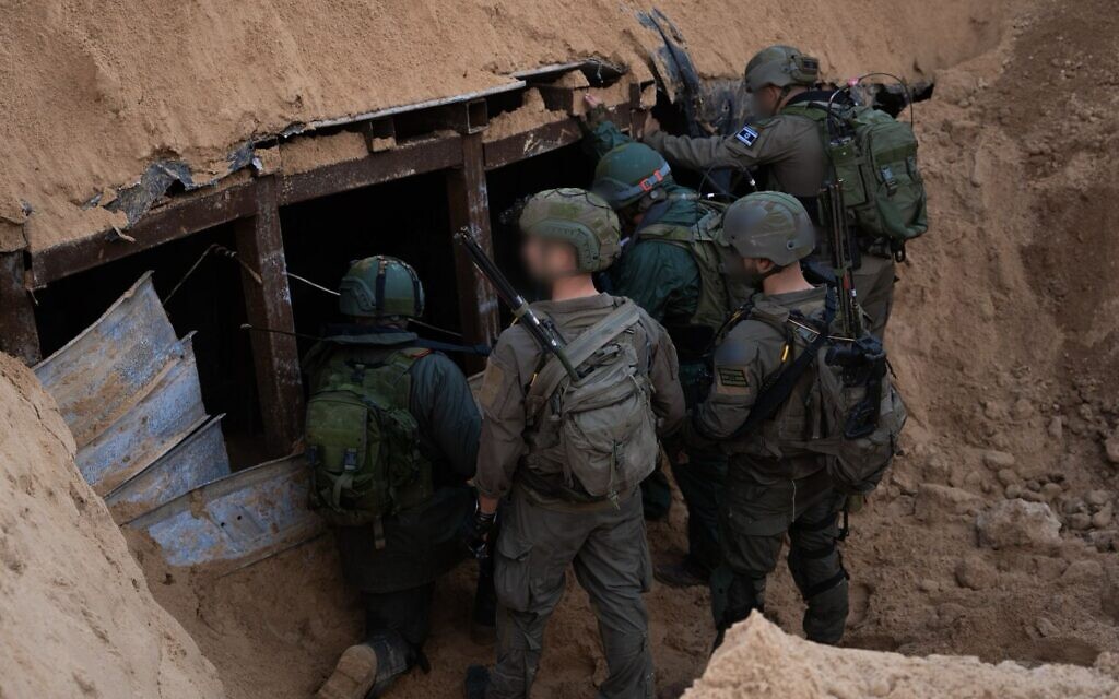 Des soldats se tiennent près d'un grand tunnel du Hamas découvert près du poste frontière d'Erez dans le nord de la bande de Gaza, dans une image publiée le 17 décembre 2023. (Crédit : armée israélienne)