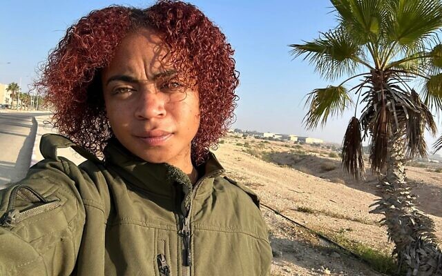 Lilaq Logan, une commandante de Tsahal d'origine juive et israélite hébraïque, a publié des vidéos sur la guerre sur Instagram, où elle compte plus de 25 000 followers. (Crédit : JTA)