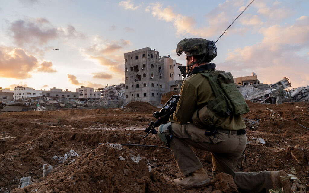 Les forces de Tsahal opèrent dans la bande de Gaza, sur une photo publiée le 27 décembre 2023. (Crédit : Armée israélienne)