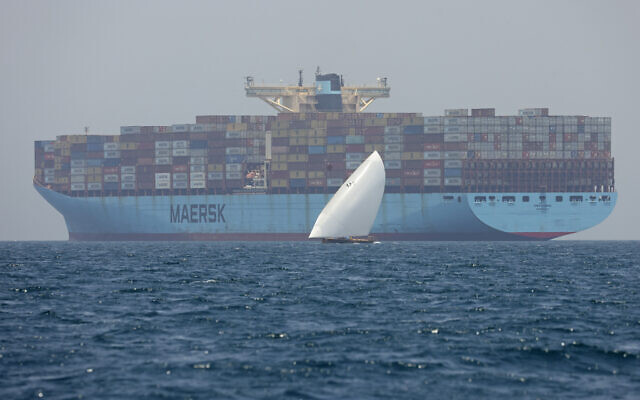 Un cargo Maersk au large de Dubaï, le 4 juin 2022. (Crédit : Karim SAHIB / AFP)