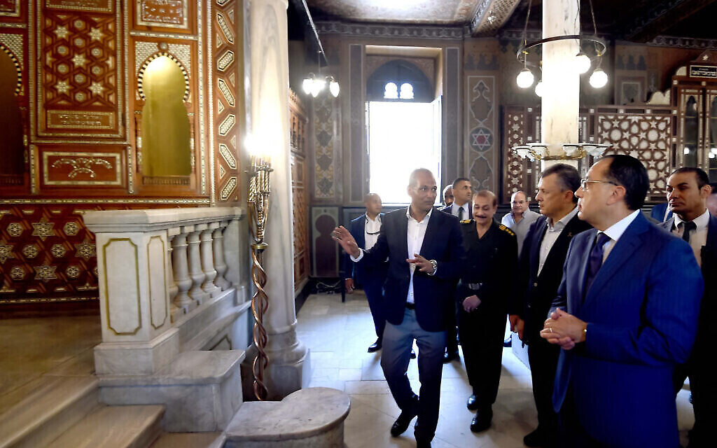 Le Premier ministre égyptien Mostafa Madbouli (2e à droite) et le ministre du Tourisme et des Antiquités Ahmed Issa (3e à droite) visitent la synagogue juive du 19e siècle récemment restaurée de Ben Ezra, dans Le Caire copte, le 31 août 2023. (Photo des services du Premier ministre égyptien / AFP)