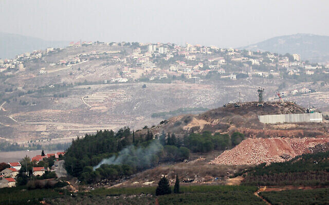 Une photo prise du côté libanais de la frontière montre de la fumée s'élevant sur des collines près de la ville israélienne de Metula à la suite d'une frappe provenant du Liban, le 11 novembre 2023. (Crédit : Hassan FNEICH / AFP)