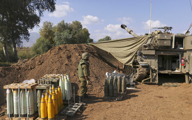 Une unité d'artillerie mobile israélienne prenant position en Haute Galilée dans le nord d'Israël, près de la frontière libanaise, le 15 novembre 2023. (Crédit : Jalaa Marey/AFP/Dossier)