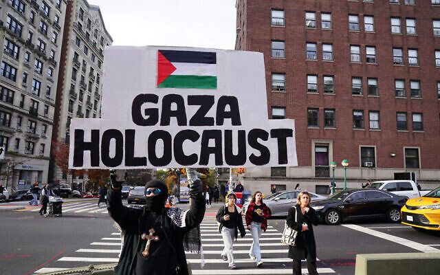 Un manifestant tient une pancarte lors de la manifestation « All out for Gaza » à l'Université Columbia à New York, le 15 novembre 2023. (Photo de Bryan R. Smith / AFP)