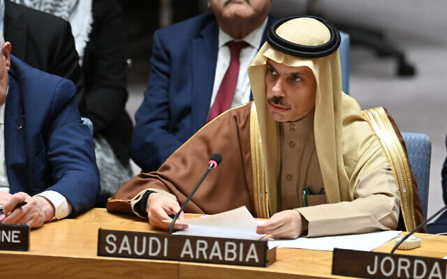 Le ministre des Affaires étrangères de l'Arabie saoudite, le prince Fayçal ben Farhane, s'exprimant lors d'une réunion du Conseil de sécurité de l'ONU, au siège de l'organisation, à New York, le 29 novembre 2023. (Crédit : Andrea Renault/AFP)