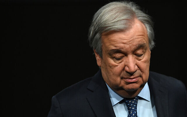 Le secrétaire général de l'ONU, Antonio Guterres, s'exprimant lors d'une interview au siège de l'ONU avant la réunion de la COP28, à New York, le 29 novembre 2023. (Crédit : Andrea Renault/AFP)
