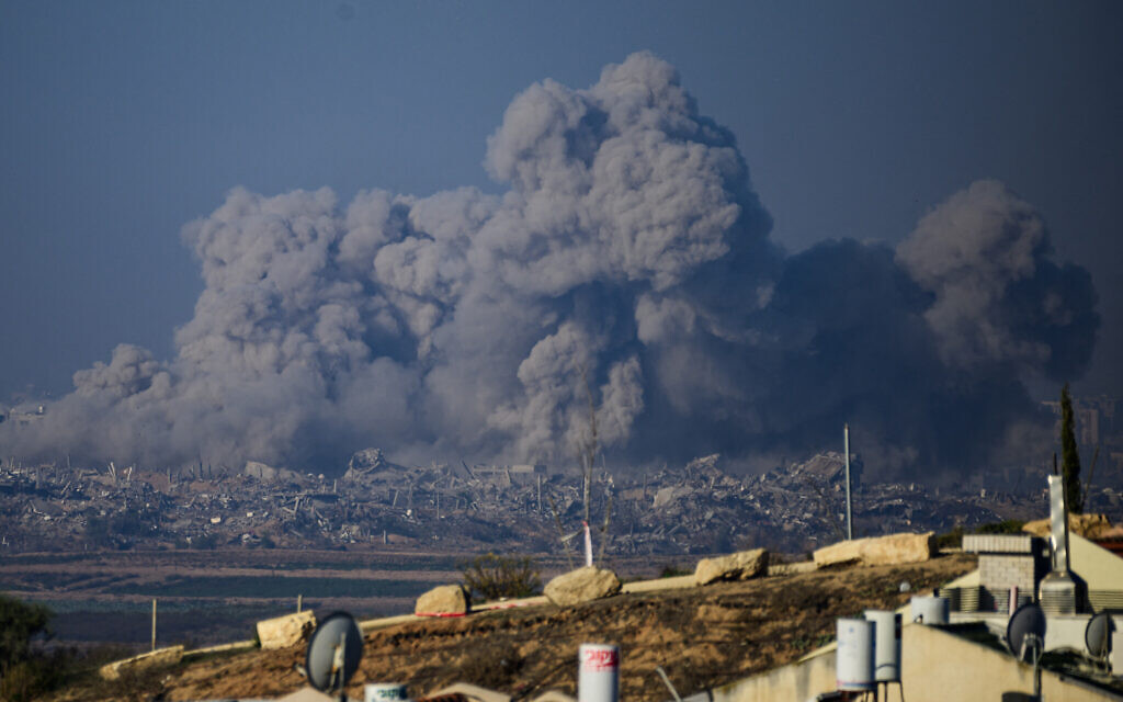 Des colonnes de feu émanant de la bande de Gaza après des frappes israéliennes, le 1 décembre 2023. (Crédit : John Macdougall/AFP)