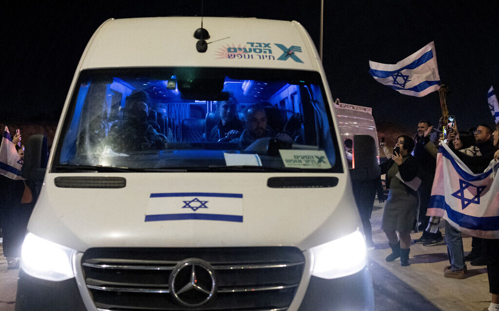 Des otages israéliens retenus captifs par le Hamas arrivant à Ofakim, en Israël dans la nuit du 30 octobre au 1 décembre 2023. (Crédit : Oren Ziv/AFP)