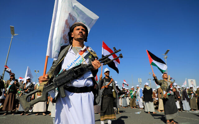 Un Yéménite portant une arme alors qu'il participe à une marche de solidarité avec la population de Gaza, à Sanaa, la capitale contrôlée par les rebelles houthis, le 2 décembre 2023. (Crédit : Mohammed Huwais/AFP)