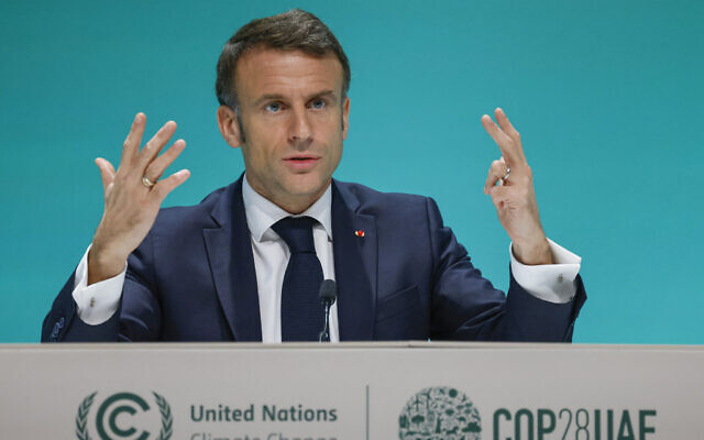 Le président français Emmanuel Macron lors d'une conférence de presse au sommet sur le climat des Nations unies de la COP28 à Dubaïl, le 2 décembre 2023. (Crédit : Ludovic MARIN / AFP)