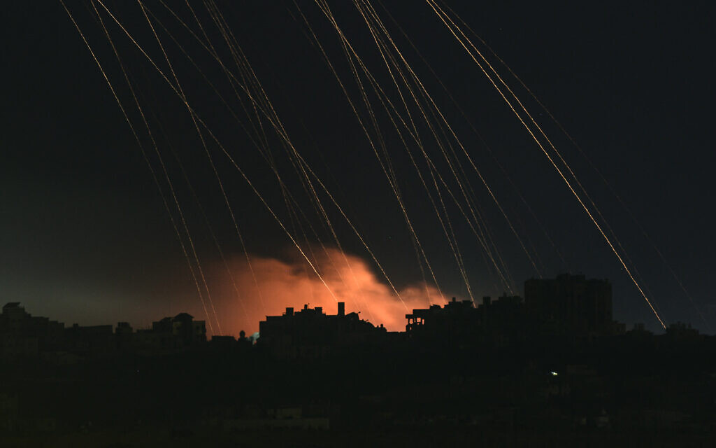 Des fusées éclairantes israéliennes illuminant le ciel au-dessus de Khan Younis, dans le sud de la bande de Gaza, le 1er décembre 2023. (Crédit : Saïd Khatib/AFP)