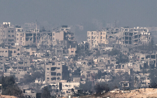 Des bâtiments détruits dans le territoire palestinien, sur une photo prise depuis le sud d'Israël près de la frontière avec la bande de Gaza, le 2 décembre 2023. (Crédit : Jack Guez/AFP)