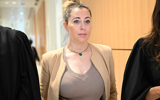 Magali Berdah arrive au procès pour qu'elle a intenté à une femme belge pour chantage, à Paris, le 10 mai 2023. (Crédit : Bertrand GUAY / AFP)