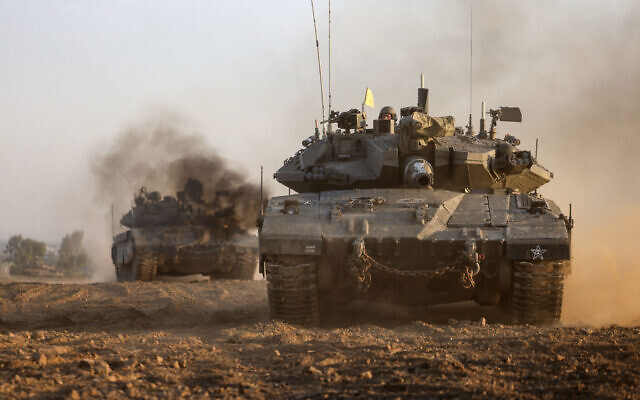 Des chars de l’armée israélienne roulant près de la frontière avec la bande de Gaza alors que les batailles se poursuivent entre Israël et le groupe terroriste palestinien du Hamas, le 3 décembre 2023. (Crédit : Menahem Kahana/AFP)