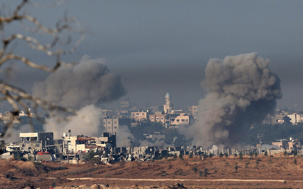 Une photo prise depuis le sud d'Israël, près de la frontière avec la bande de Gaza, le 3 décembre 2023, montre de la fumée s'échappant de l'enclave palestinienne lors des frappes israéliennes (Crédit : JACK GUEZ / AFP)