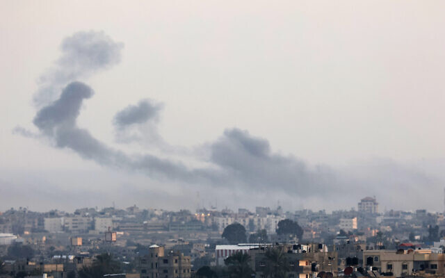 De la fumée s'élève après des frappes israéliennes à Khan Younis dans le sud de la bande de Gaza, le 4 décembre 2023 (Crédit : SAID KHATIB / AFP)