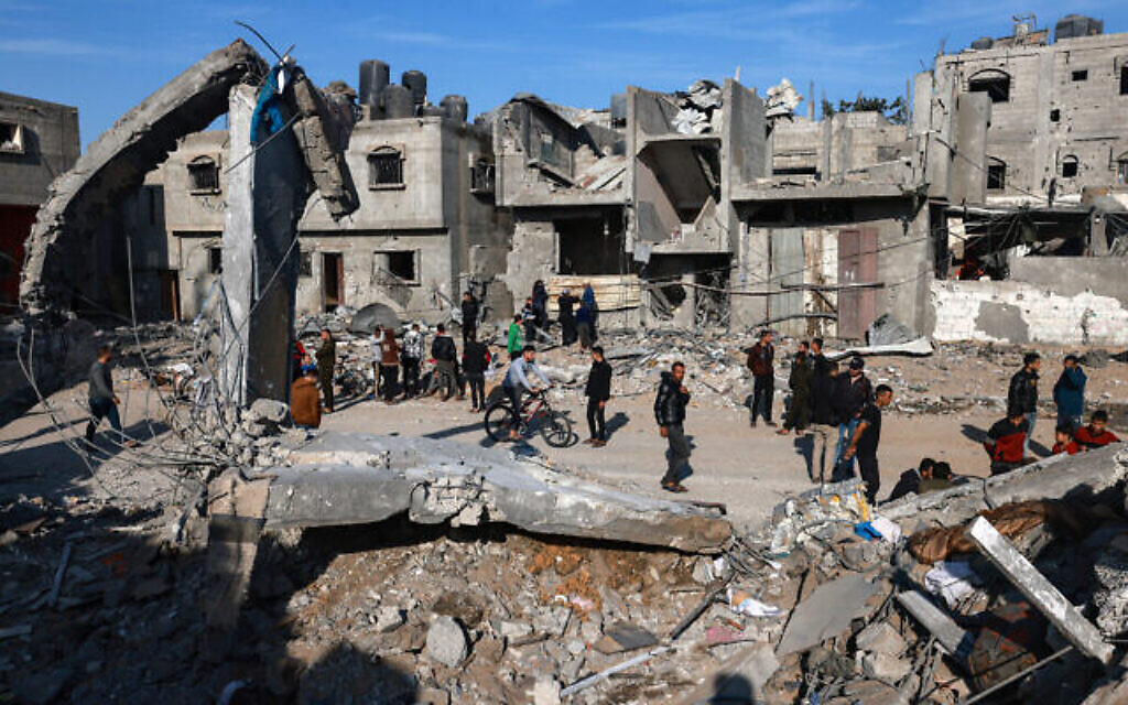 Des Palestiniens inspectent les dégâts dans un immeuble résidentiel à Rafah, dans le sud de la bande de Gaza, à la suite de frappes aériennes israéliennes tôt le 4 décembre 2023. (Mohammed Abed/AFP)