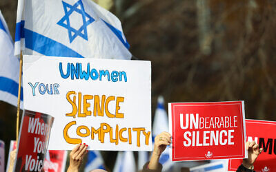 Des manifestantes rassemblées lors d'un mouvement de protestation "#metoo unless you are a Jew" aux abords du siège des Nations unies à New York City, le 4 décembre 2023. (Crédit : Charly Triballeau/AFP)
