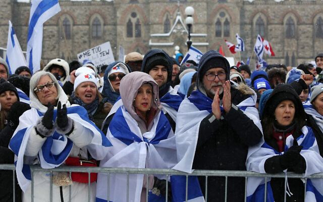 Des manifestants pro-Israël sur la Colline du Parlement à Ottawa, le 4 décembre 2023. (Crédit : Dave Chan/AFP)