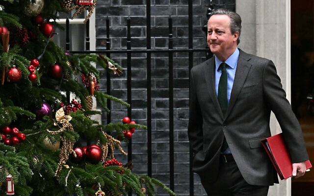 Le secrétaire d'État aux Affaires étrangères David Cameron quitte le 10 Downing Street, à Londres, après une réunion du cabinet, le 5 décembre 2023. (Crédit :  AFP)