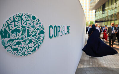 Un panneau COP28 à l'Expo City pendant le sommet des Nations Unies sur le climat à Dubaï le 5 décembre 2023. (Crédit : Karim SAHIB / AFP)