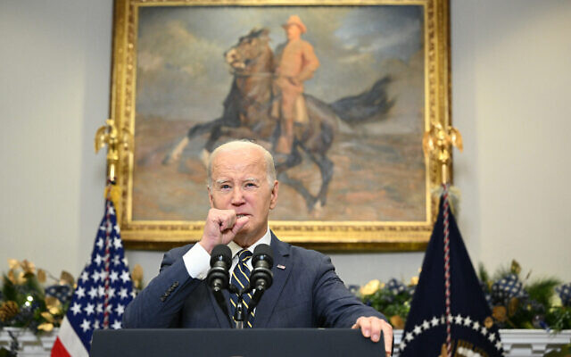 Le président américain Joe Biden exhorte le Congrès à adopter sa demande de supplément de sécurité nationale, qui comprend un financement pour soutenir l'Ukraine et Israël, dans la salle Roosevelt de la Maison Blanche à Washington, DC, le 6 décembre 2023. (Crédit : Mandel NGAN / AFP)