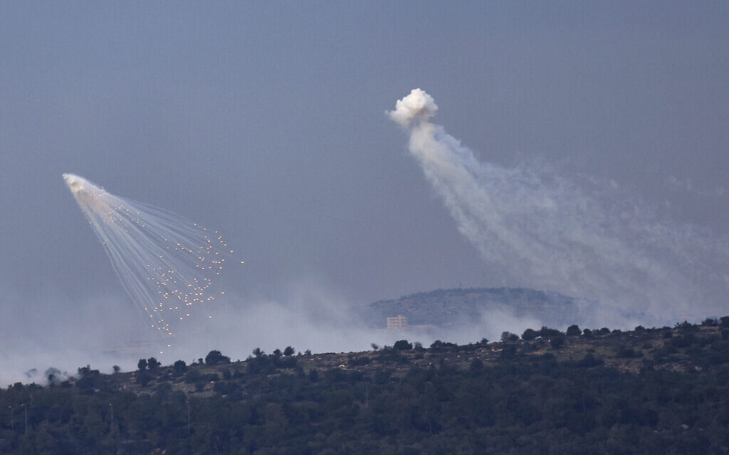 Une photo prise du côté israélien de la frontière avec le Liban montre des obus explosant sur les collines autour du village d'Aita al-Shaab, au sud du Liban, le 8 décembre 2023. (Crédit : Jalaa Marey/AFP)