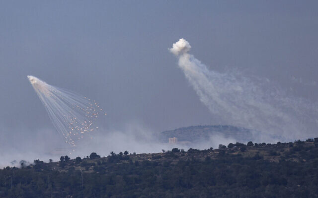 Une photo prise du côté israélien de la frontière avec le Liban montre des obus exposer sur les collines qui entourent le village libanais d'Aita al-Shaab, le 8 décembre 2023. (Crédit : Jalaa Marey/AFP)