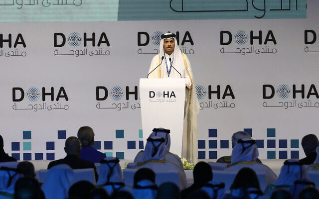 Le Premier ministre du Qatar, l'émir Mohammed bin Abdulrahman al-Thani, s'adressant à la session d'ouverture du Forum de Doha, dans la capitale qatarie, le 10 décembre 2023. (Crédit : Salim Matramkot/AFP)