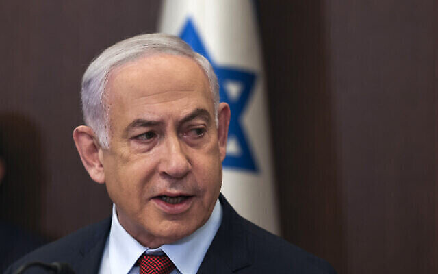 Le Premier ministre Benjamin Netanyahu dirigeant la réunion hebdomadaire du cabinet dans son bureau, à Jérusalem, le 10 décembre 2023. (Crédit : Ronen Zvulun/Pool/AFP)