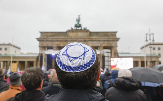 Manifestation contre l'antisémitisme à Berlin, le 10 décembre 2023. (Crédit :  MICHELE TANTUSSI / AFP)