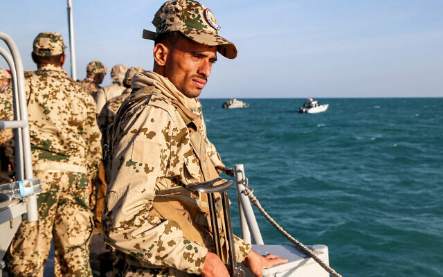 Un membre des garde-côtes yéménites fidèle au gouvernement internationalement reconnu à bord d'un bateau de patrouille dans la mer Rouge au large de la ville gouvernementale de Mokha, dans la province occidentale de Taiz, près du détroit stratégique de Bab al-Mandab, le 12 décembre 2023. (Crédit : Khaled Ziad/AFP)
