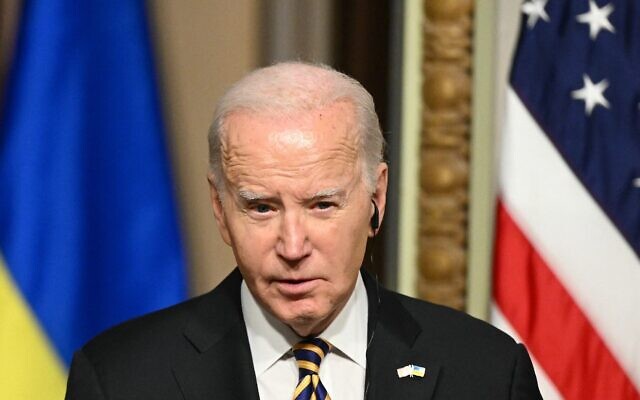 Le président américain Joe Biden lors d'une conférence de presse auprès du président ukrainien Volodymyr Zelensky, à la Maison Blanche, le 12 décembre 2023. (Crédit : Mandel Ngan/AFP)