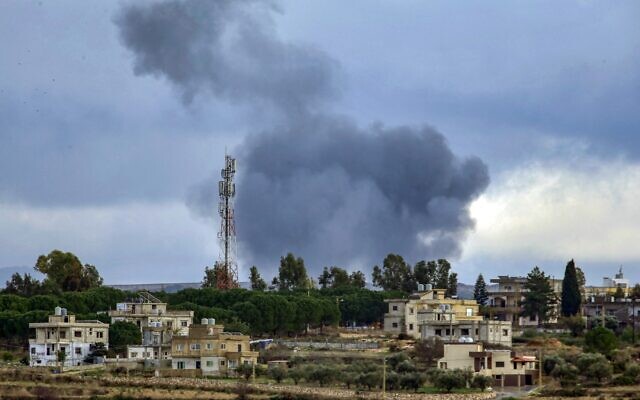 Des volutes de fumée s’élevant après un bombardement de l’armée israélienne près du village de Tair Harfa, au premier plan, à la périphérie des villages de Marwahin et d'al-Bustan dans le sud du Liban, près de la frontière avec le nord d'Israël, le 13 décembre 2023. (Crédit : AFP)