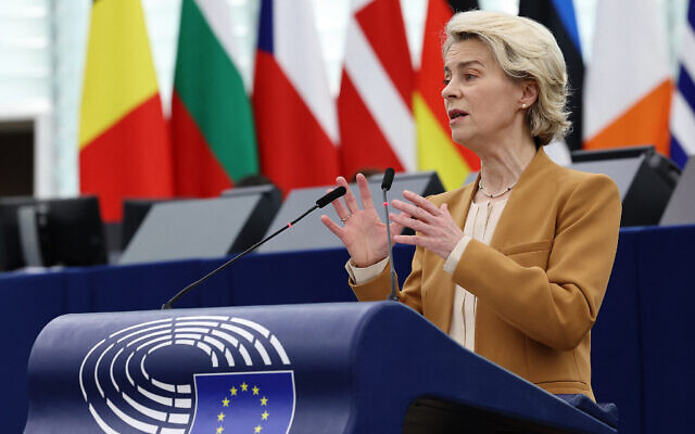 La présidente de la Commission européenne Ursula von der Leyen prononçant un discours lors d'une session plénière au Parlement européen, à Strasbourg, le 13 décembre 2023. (Crédit : Frederick Florin/AFP)