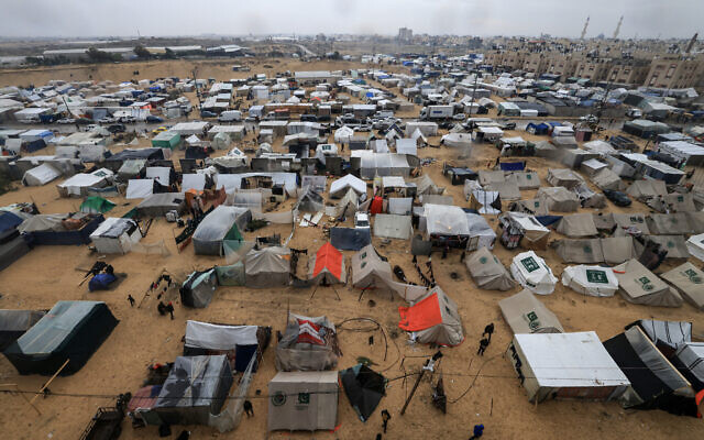Des tentes et abris de fortune dans un camp de déplacés palestiniens durant la guerre d'Israël contre le Hamas, à Rafah, dans le sud de la bande de Gaza, le 13 décembre 2023. (Crédit : Mahmud Hams/AFP)